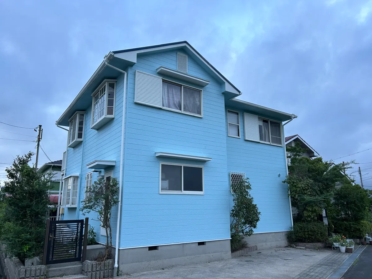 施工後：築年数経た錆びも解消！鮮やかな水色で大変身