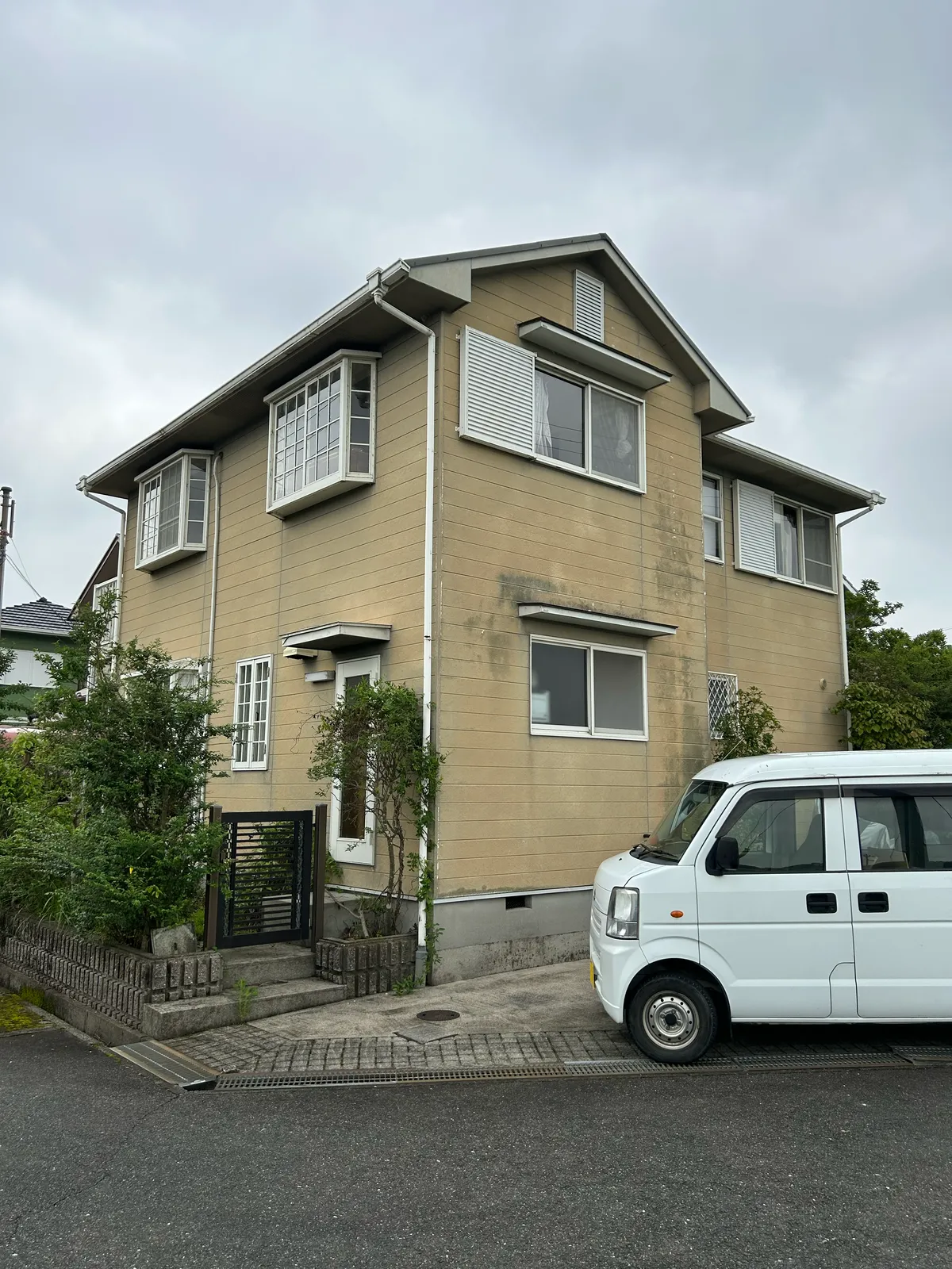 施工前：築年数経た錆びも解消！鮮やかな水色で大変身