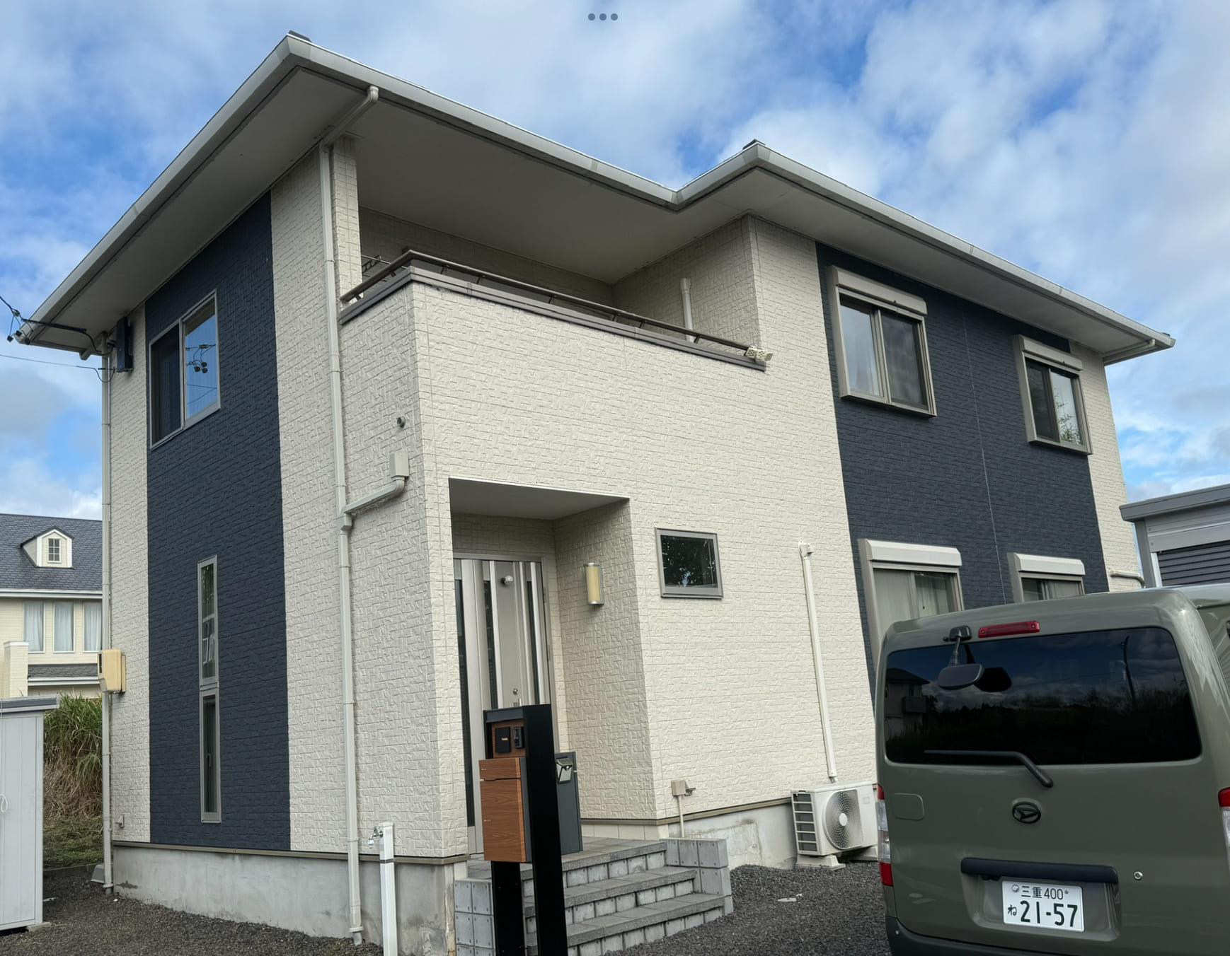 施工前：オレンジと黒で劇的イメチェン！モダン外壁　三重県津市