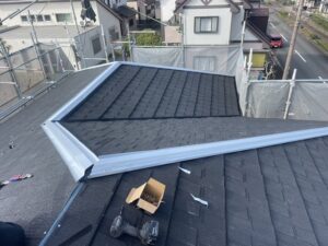 屋根カバー工法の費用は？安く抑えるコツとメリット・デメリットを解説