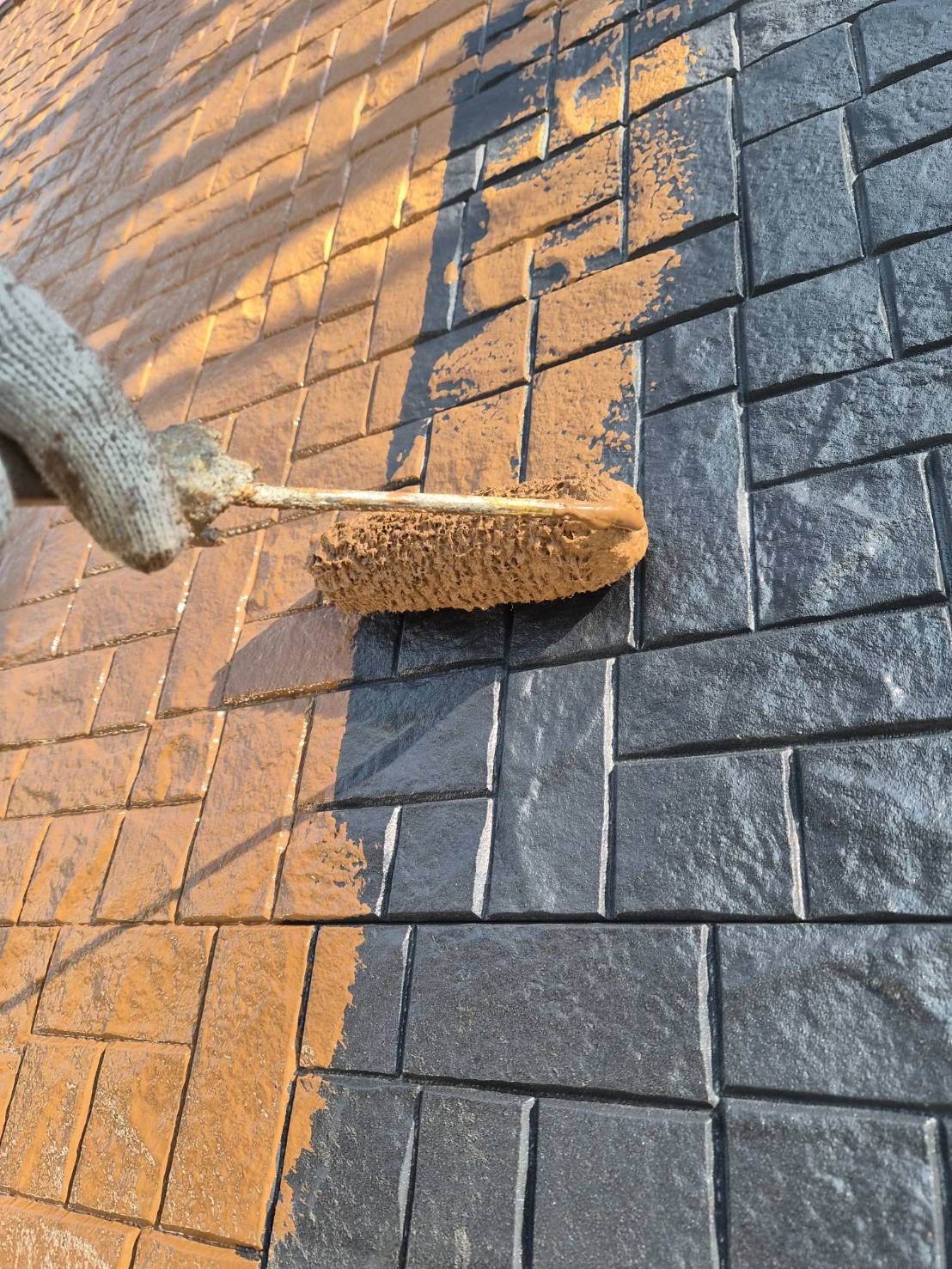 オレンジと黒で劇的イメチェン！モダン外壁　三重県津市