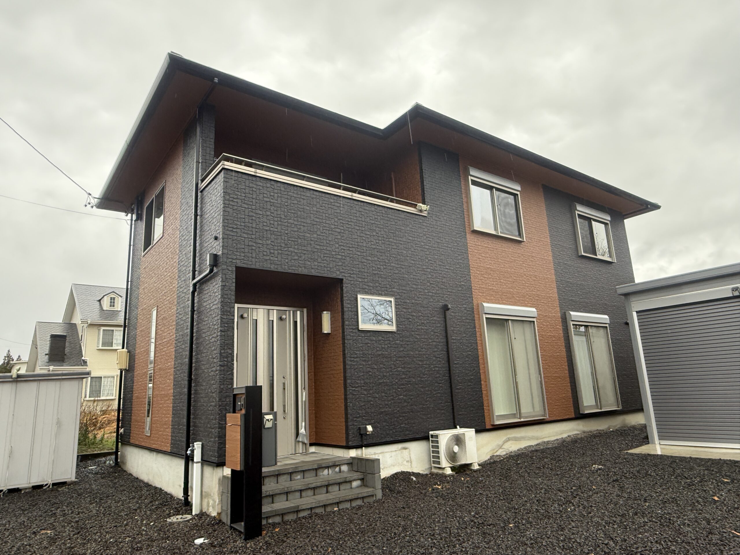 施工後：オレンジと黒で劇的イメチェン！モダン外壁　三重県津市