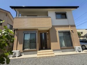 黒い屋根に合う外壁の色は？選び方のポイントと業者の見極め方を解説