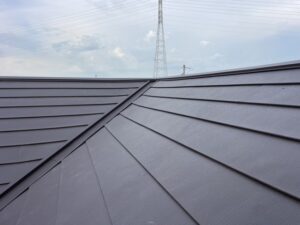 白い外壁に合う屋根の色は？失敗しない選び方と施工事例を解説