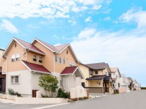 外壁のコケを放置するリスクとは？除去方法や業者の選び方まで解説