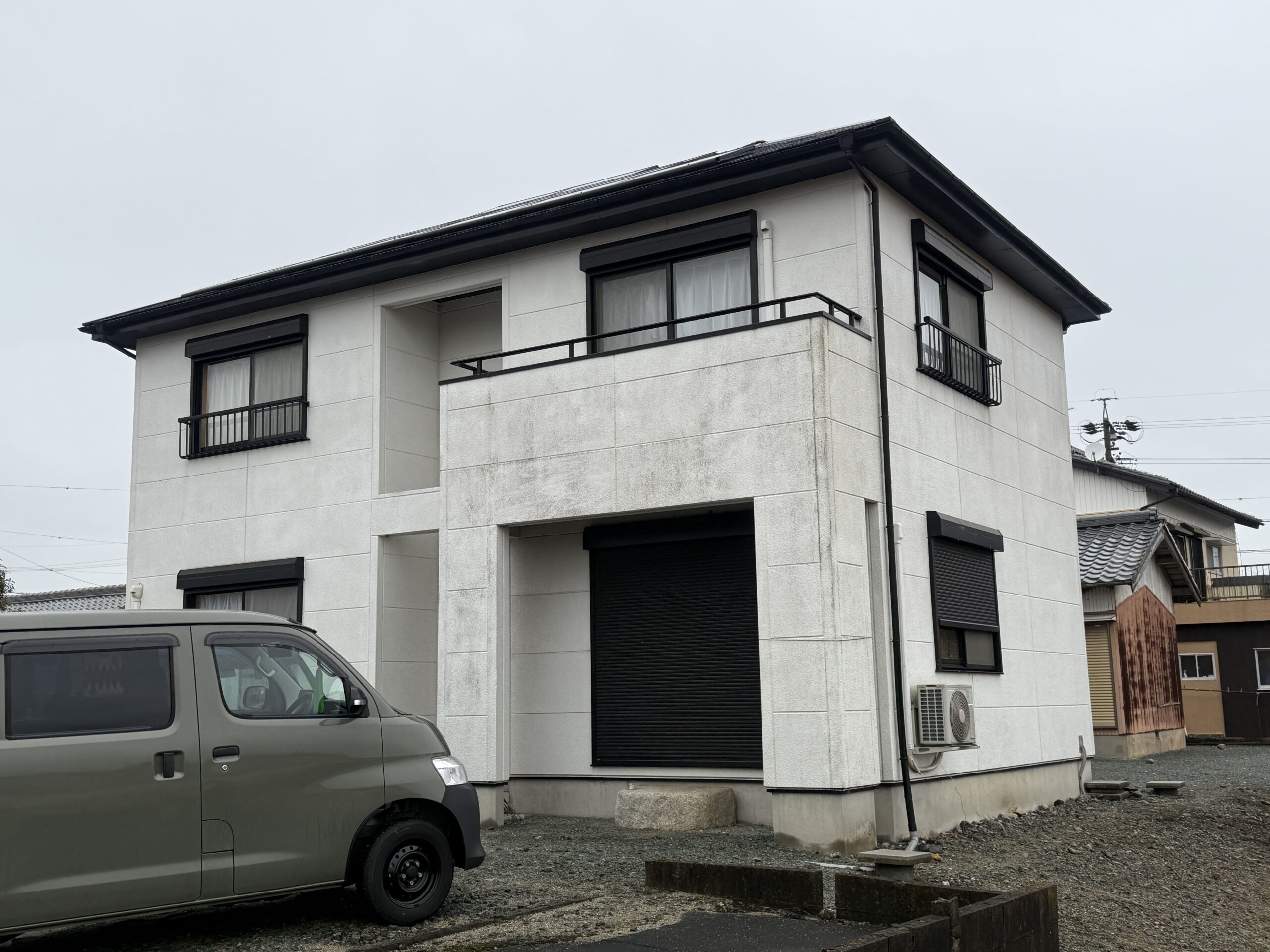 施工前：カーキグリーンでクールな外壁塗装！無機塗料でバッチリ安心！パワコンもついでに交換しました。　【三重県松阪市】